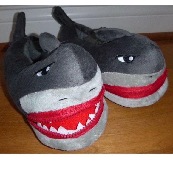 Boys Girls Plush Gray Shark Slippers with Zipper Mouth Size L/XL 3/4 NWT - Picture 3 of 4
